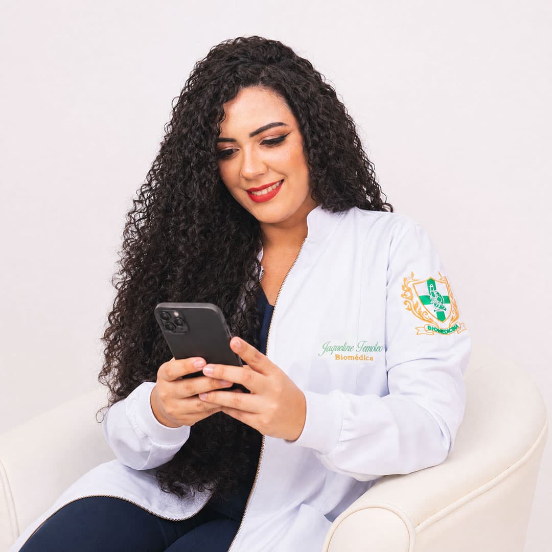 Jaqueline Temóteo acompanhando notícias de concursos pelo celular